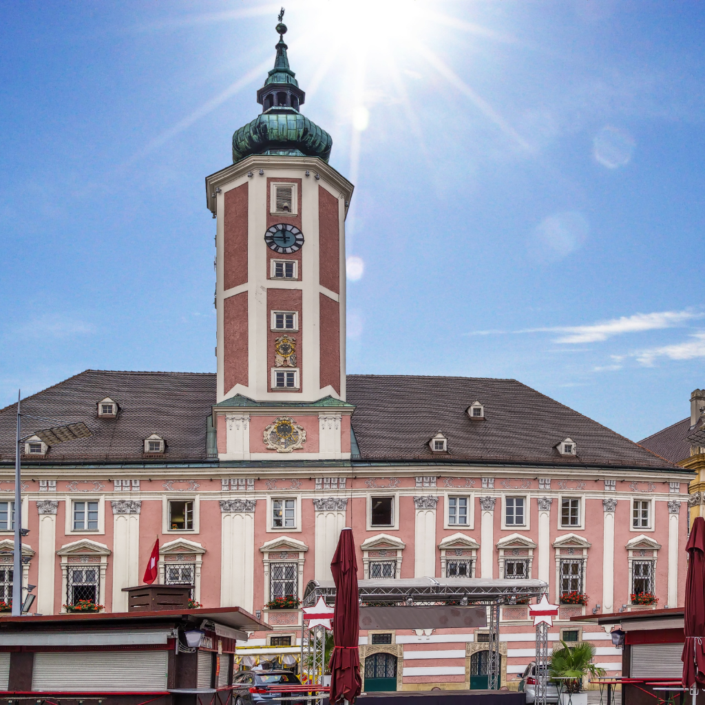 Entdecke den Rathausplatz Sankt Pölten voller Geschichte und Leben